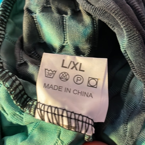 Woman’s yoga workout set TikTok shorts with matching top size L/XL green/black - Picture 3 of 6